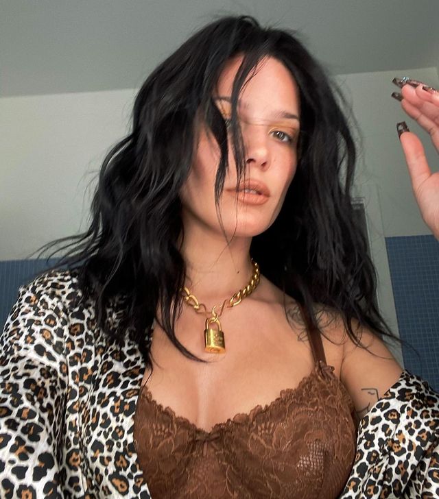 Популярна співачка Холзі захопила відвертими фото (18+) - фото 436052