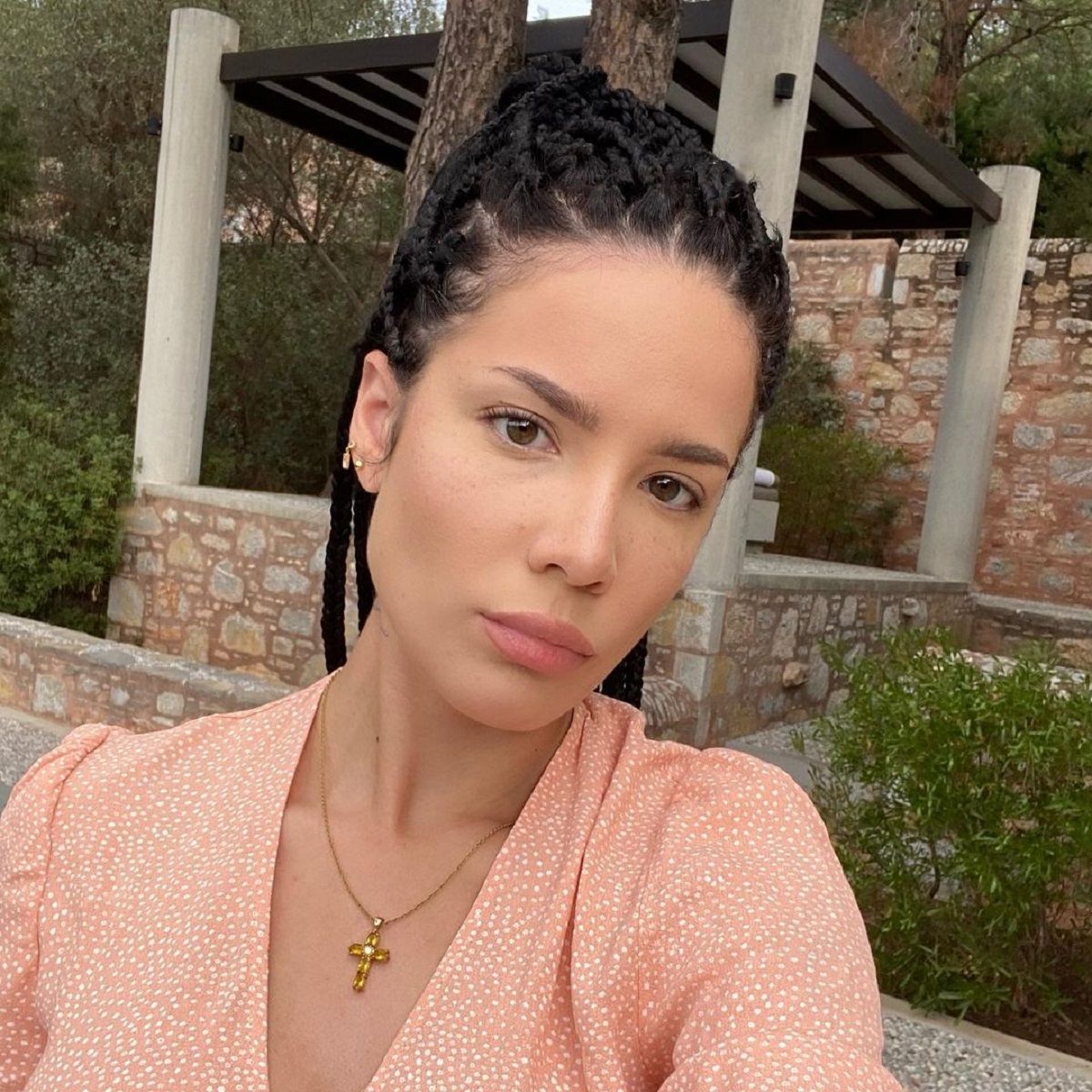 Популярна співачка Холзі захопила відвертими фото (18+)