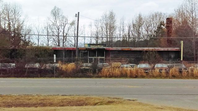 У США на покинутому автосалоні досі продаються авто: фото - фото 436073