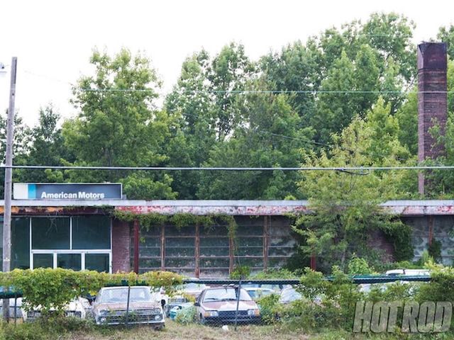 У США на покинутому автосалоні досі продаються авто: фото - фото 436074