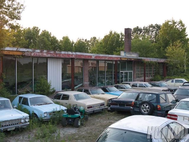 У США на покинутому автосалоні досі продаються авто: фото - фото 436075