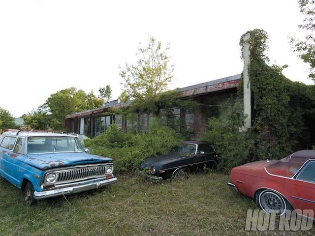 У США на покинутому автосалоні досі продаються авто: фото - фото 436076