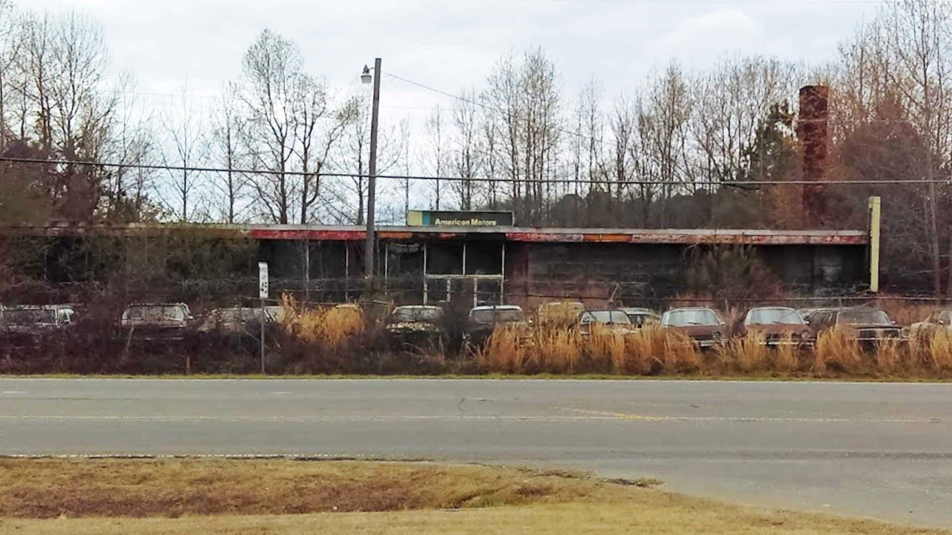 У США на покинутому автосалоні досі продаються авто: фото