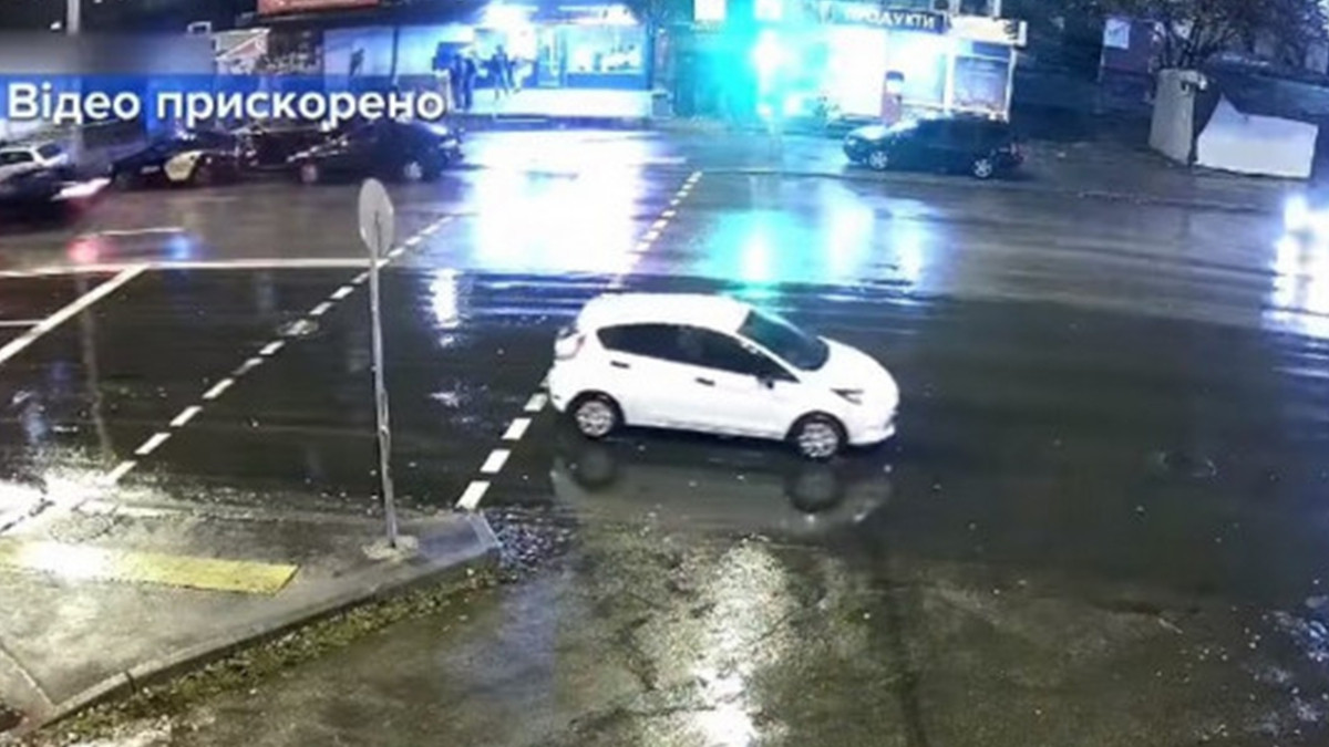 У Києві Ford "втік" від власника і влаштував ДТП: епічне відео - фото 1