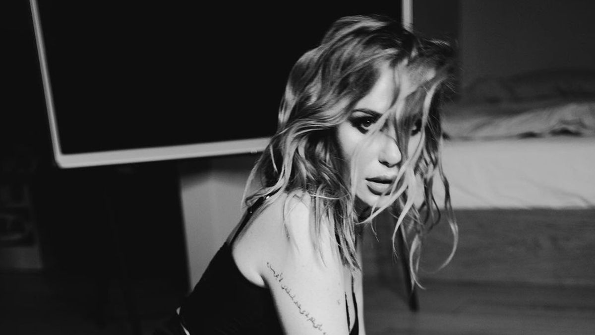 Слава Камінська у крихітному топі без білизни засвітила груди: розкуте відео