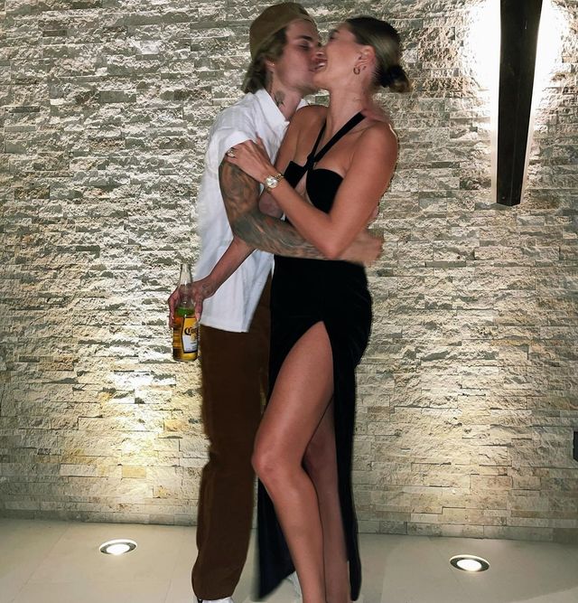 Зваблива Хейлі Бібер похизувалась фігурою у відвертій сукні - фото 436170