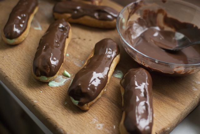 Як приготувати домашні еклери з шоколадним кремом - фото 436249