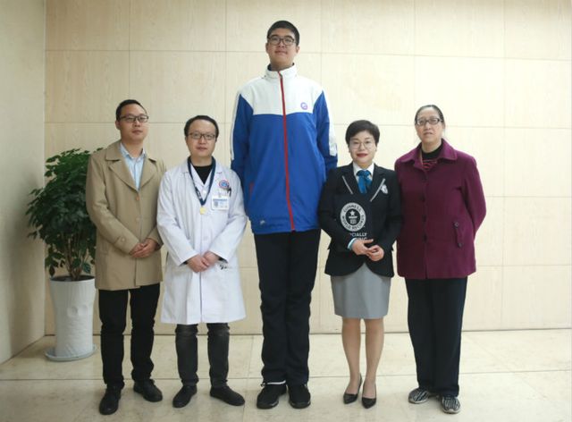 Школяра з Китаю визнали найвищим підлітком на планеті - фото 436293