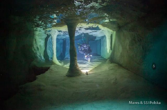 У Польщі відкрили найглибший у світі басейн з підводним готелем: вражаючі фото та відео - фото 436298