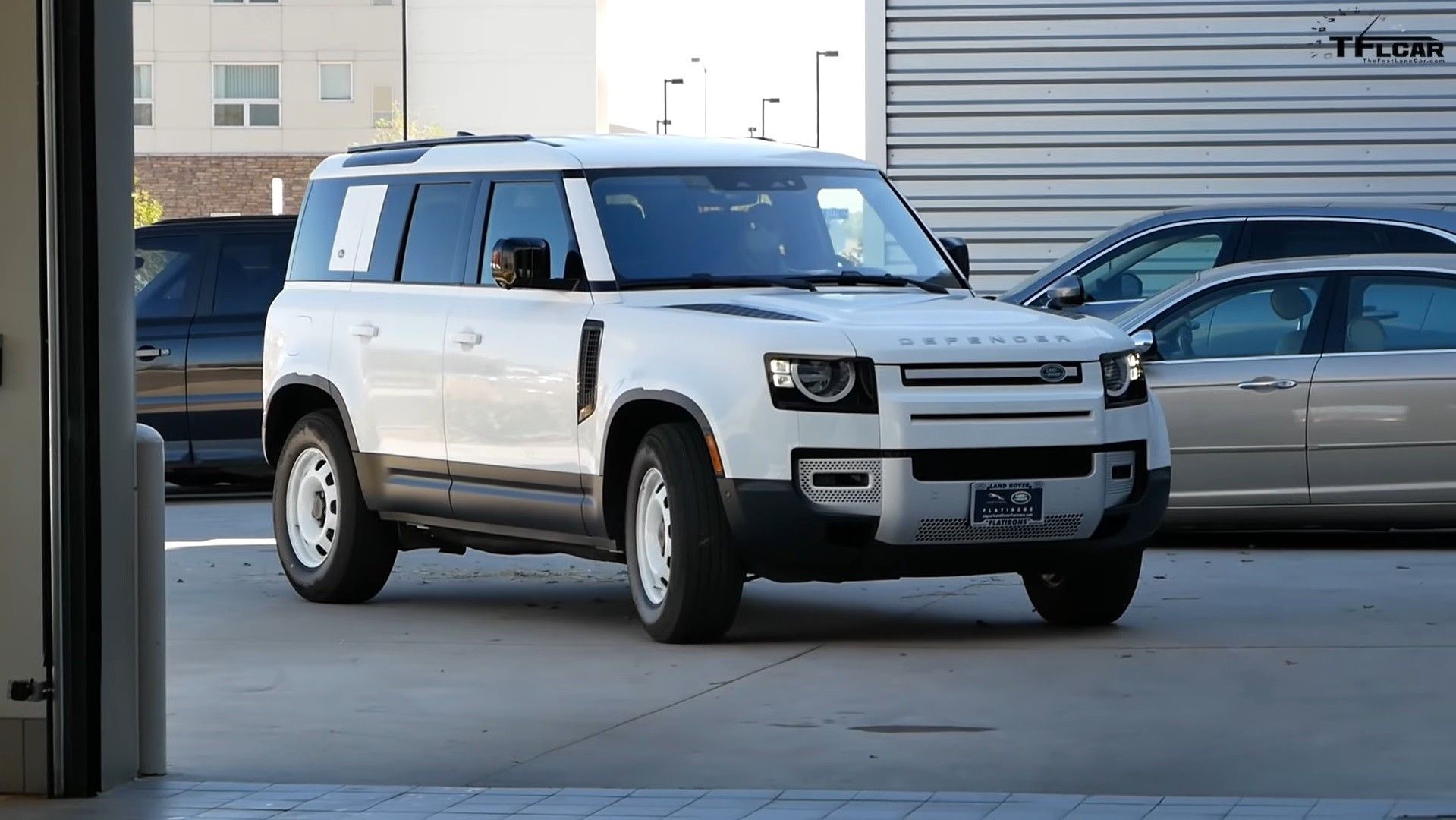 Ремонту не підлягає: новенький Land Rover зламався після 270 км пробігу