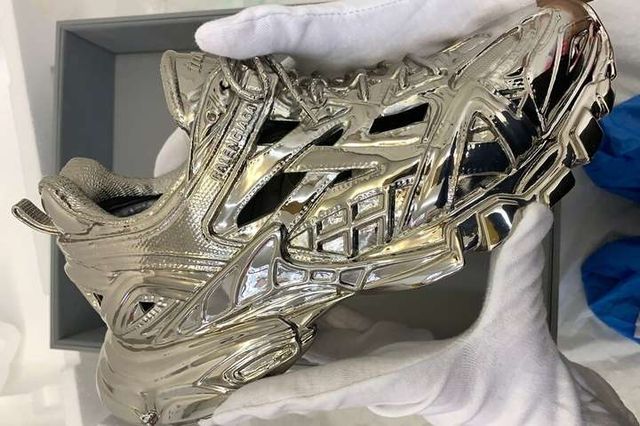 Balenciaga випустили кросівки, які не можна носити - фото 436404