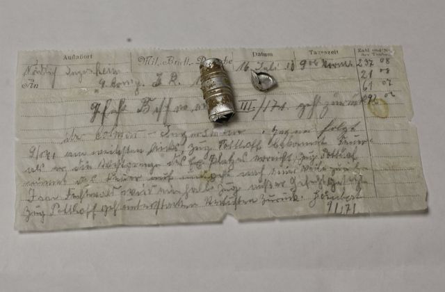 Подружня пара знайшла 100-річний лист, надісланий голубиною поштою - фото 436409