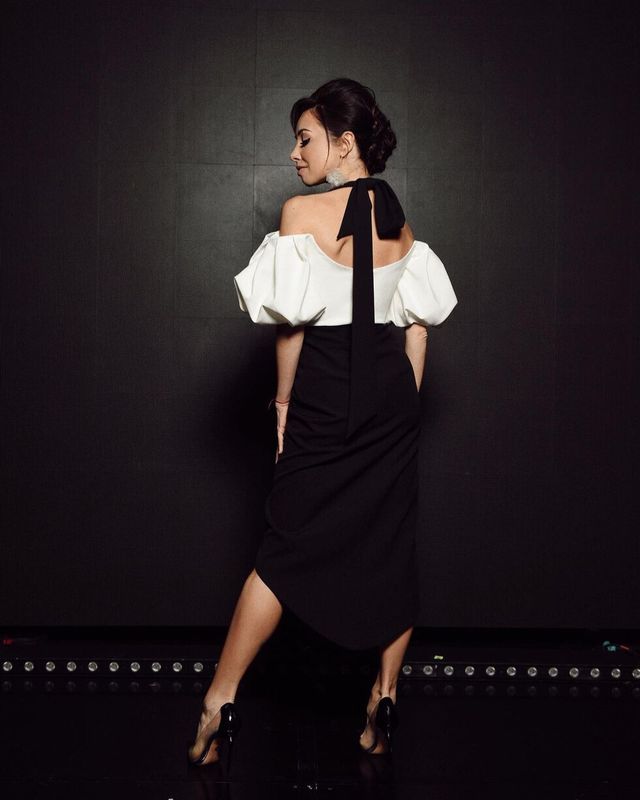 Катерина Кухар в пікантному наряді підкорила мережу витонченими формами - фото 436414