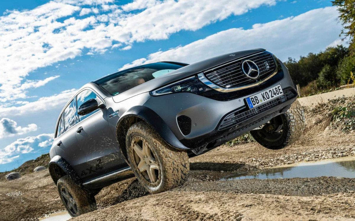 Дивіться, як електричний позашляховик Mercedes-Benz випробовують на воді