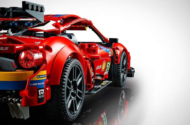 LEGO представило конструктор Ferrari 488 GTE: тепер у кожного може бути суперкар - фото 436518