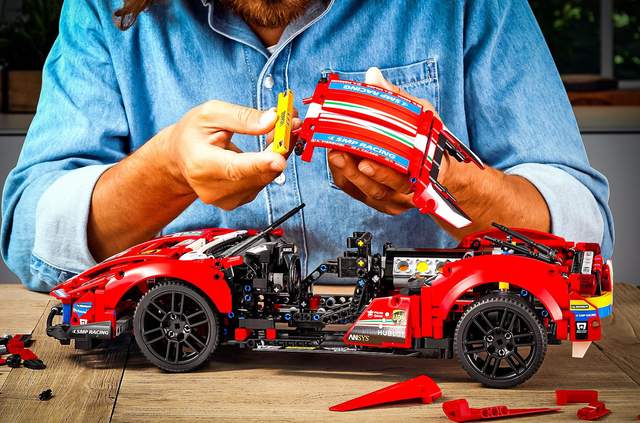 LEGO представило конструктор Ferrari 488 GTE: тепер у кожного може бути суперкар - фото 436519