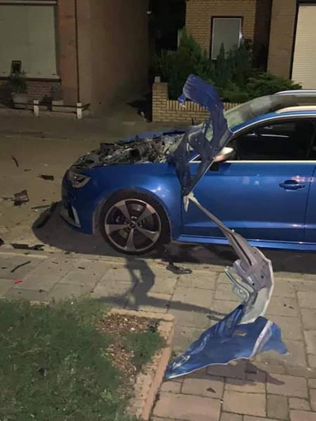 Новеньку Audi RS3 розтрощили потужним феєрверком: епічні фото - фото 436526