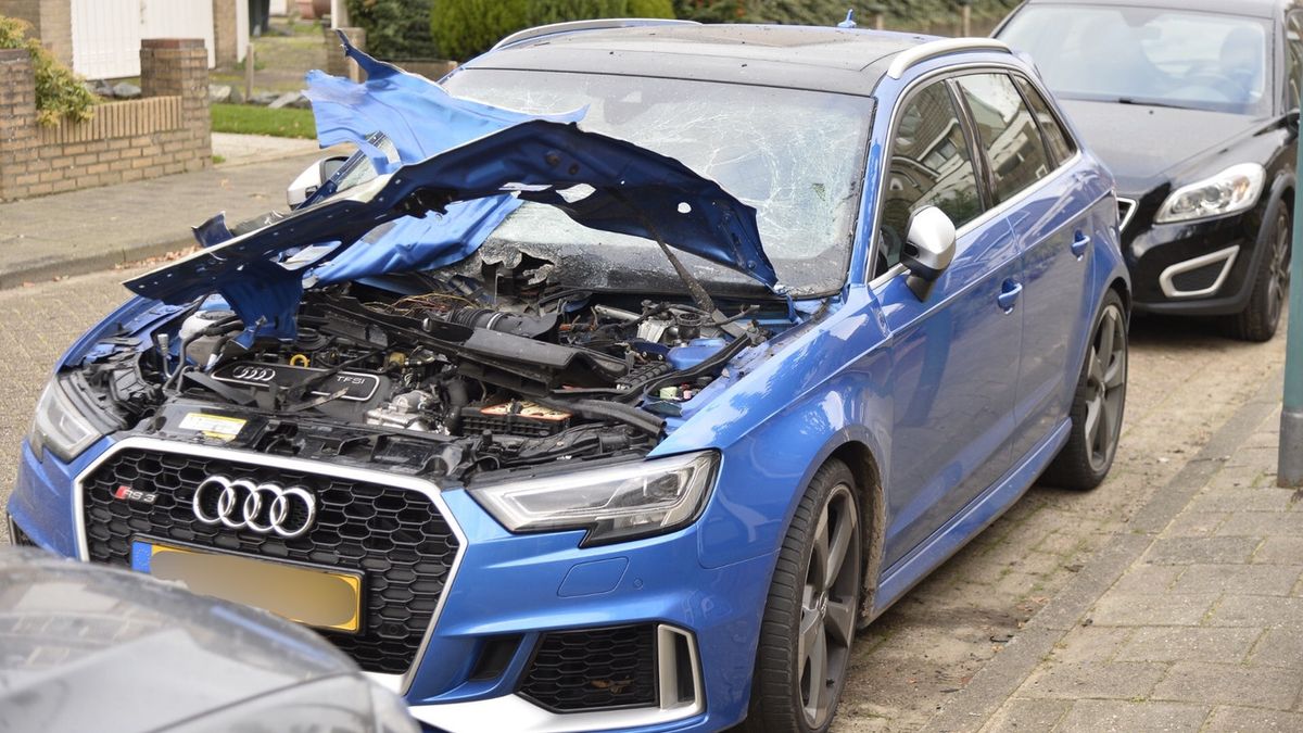 Новеньку Audi RS3 розтрощили потужним феєрверком: епічні фото - фото 1
