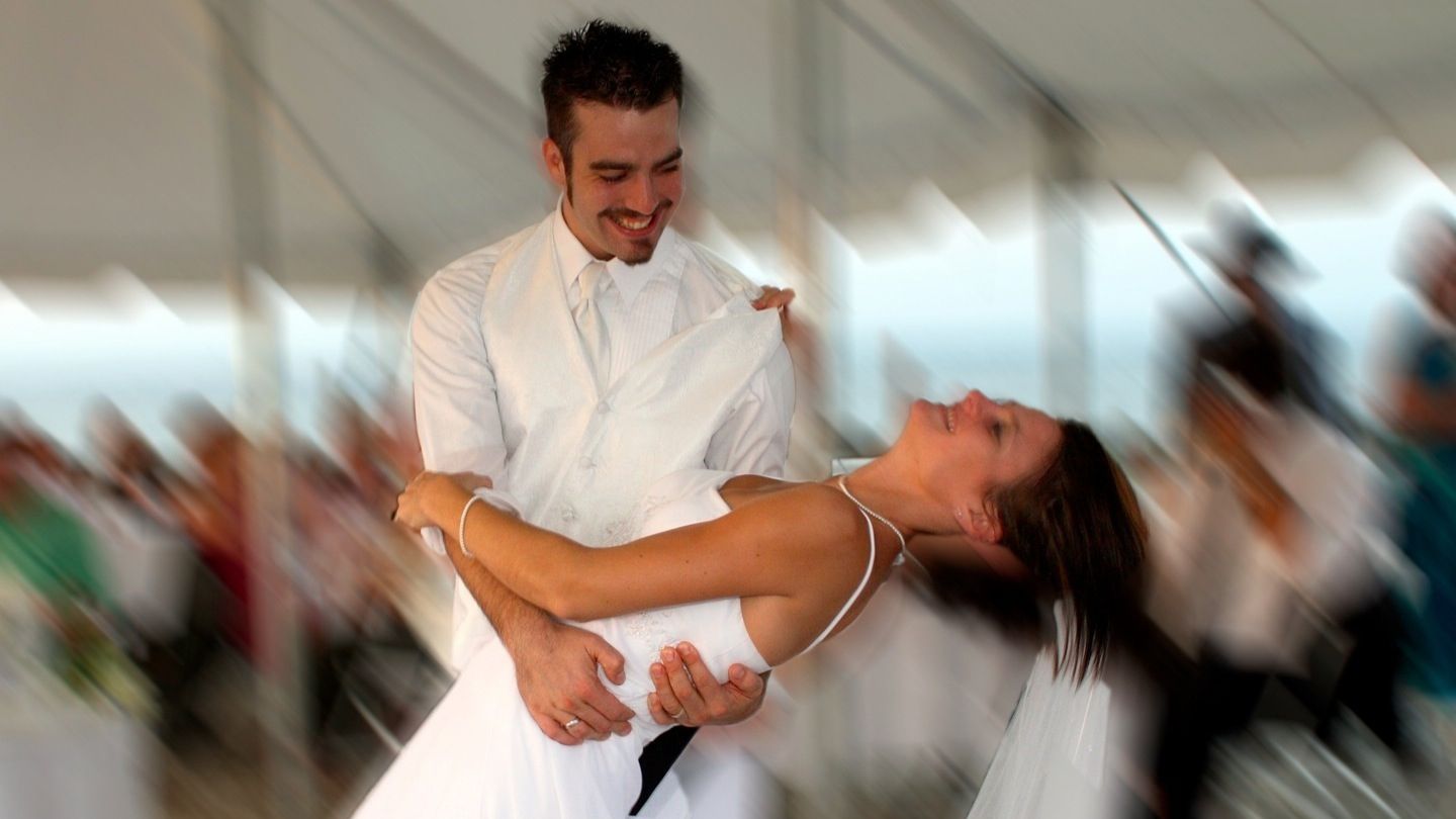 Епічний момент: наречений випадково вдарив наречену під час весільного танцю (відео)