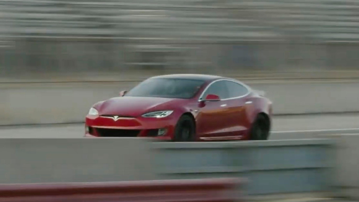 У Tesla на ходу відклеївся і відлетів дах: інцидент потрапив на відеореєстратор - фото 1