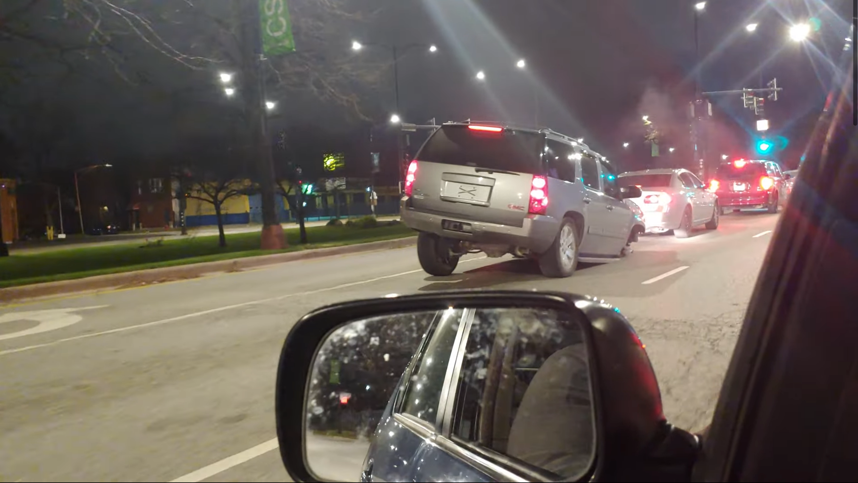 Відео дня: дивіться, як позашляховик GMC Yukon їде без одного колеса