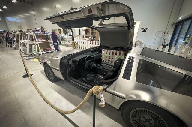 Авто з Назад у майбутнє продають в естонському секонд-хенді: фото - фото 436705