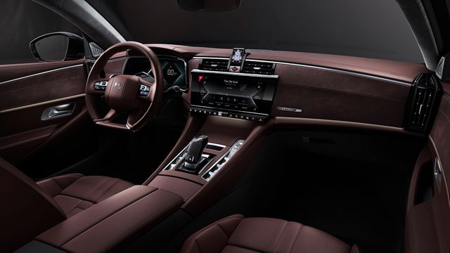 Французький автомобільний бренд показав преміальний седан з витратою палива 1,5 л/100 км - фото 436844