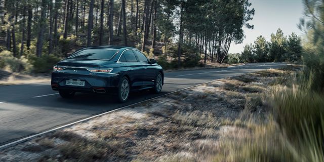 Французький автомобільний бренд показав преміальний седан з витратою палива 1,5 л/100 км - фото 436845