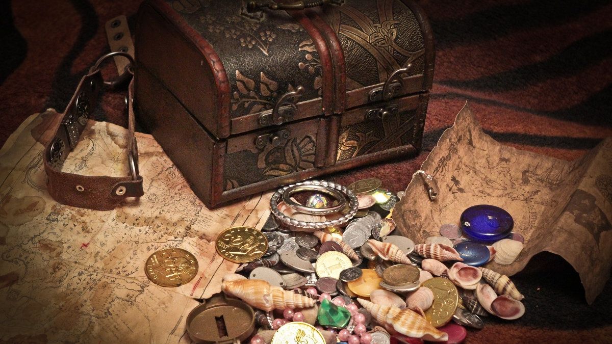 Подружжя знайшло на горищі будинку скарб вартістю 25 тисяч доларів: фотофакт - фото 1