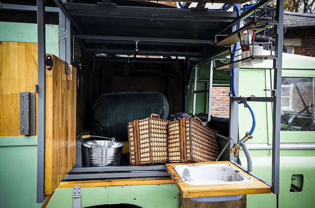 Кухню на колесах на базі Land Rover Defender з популярного телешоу пустять з молотка - фото 436996