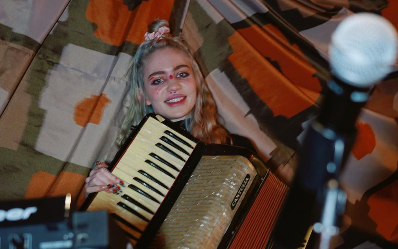 Співачка Grimes випустила книжку-розмальовку - фото 1