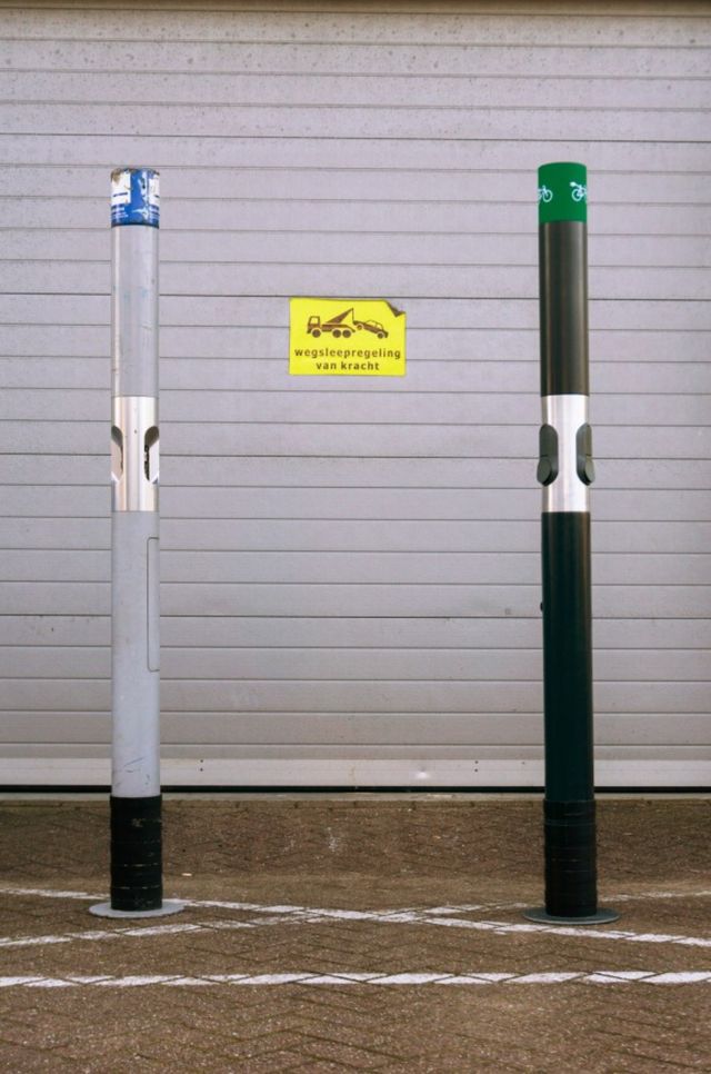 У Нідерландах вуличні попільнички перетворили на зарядки для електровелосипедів - фото 437022