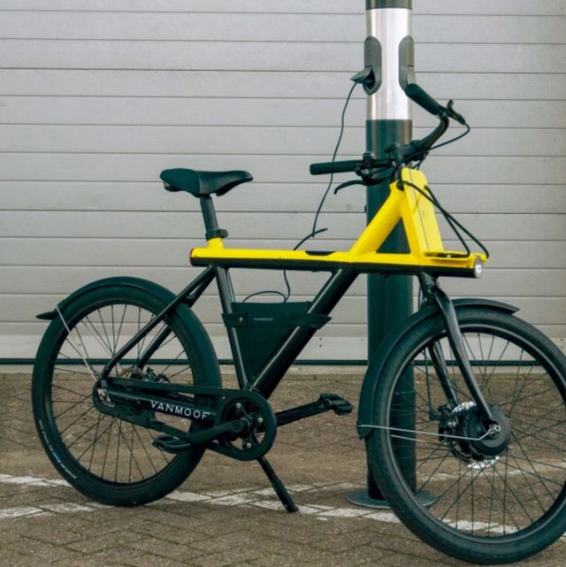 У Нідерландах вуличні попільнички перетворили на зарядки для електровелосипедів - фото 437024