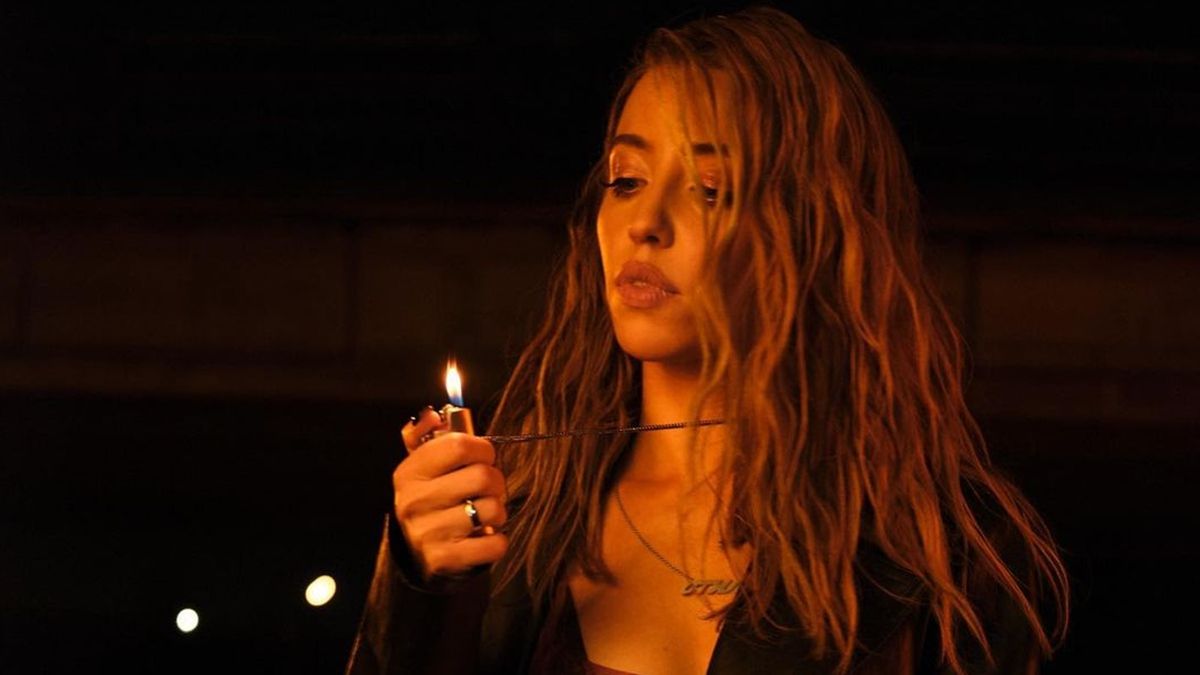 Надя Дорофєєва розбурхала мережу зухвалим образом в екстремальному міні: спокусливе фото