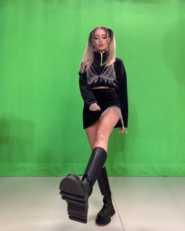 Надя Дорофєєва розбурхала мережу зухвалим образом в екстремальному міні: спокусливе фото - фото 437137