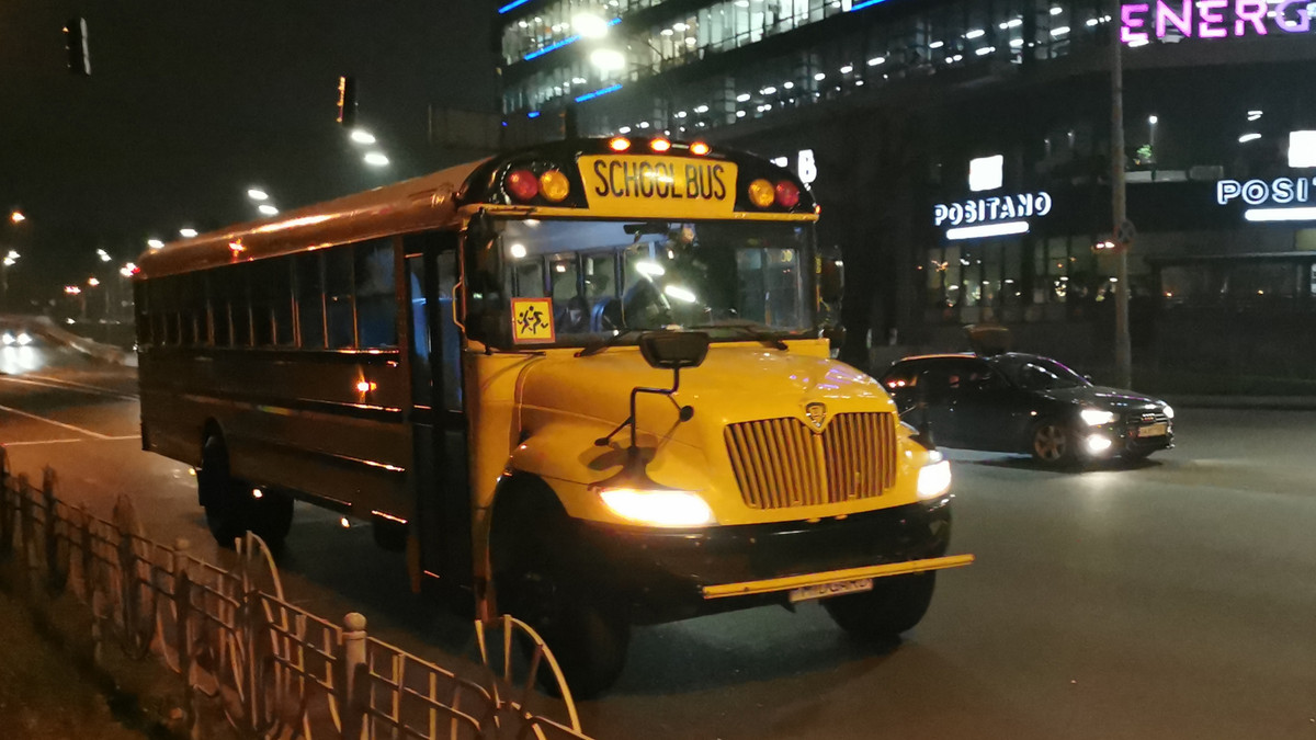 У Києві на маршруті помітили американський шкільний автобус: відеофакт - фото 1