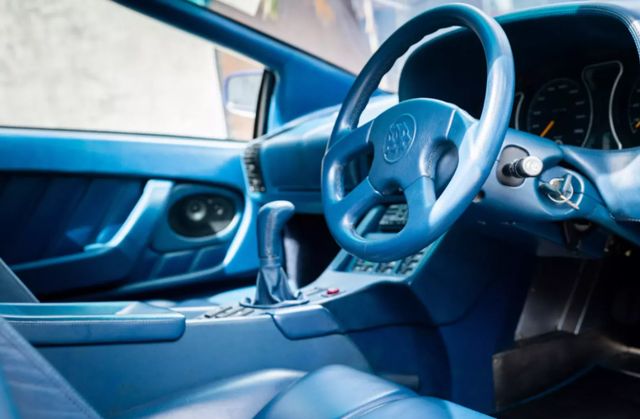 На продаж виставили рідкісний суперкар з незвичайними фарами і двигуном - фото 437148