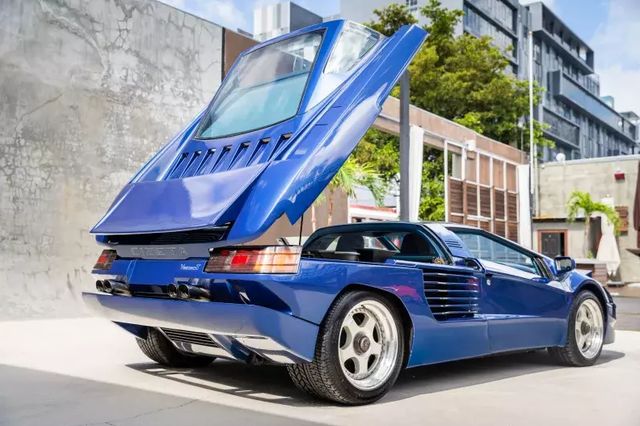 На продаж виставили рідкісний суперкар з незвичайними фарами і двигуном - фото 437149