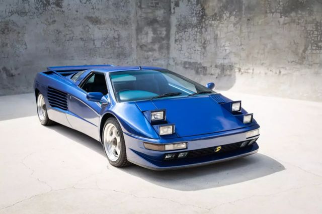 На продаж виставили рідкісний суперкар з незвичайними фарами і двигуном - фото 437150