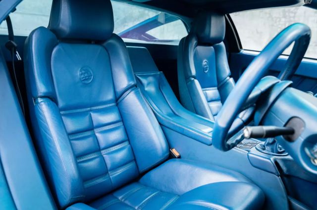 На продаж виставили рідкісний суперкар з незвичайними фарами і двигуном - фото 437151