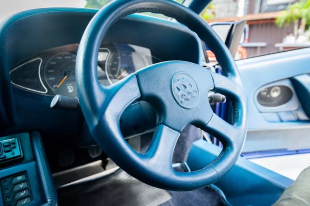 На продаж виставили рідкісний суперкар з незвичайними фарами і двигуном - фото 437152