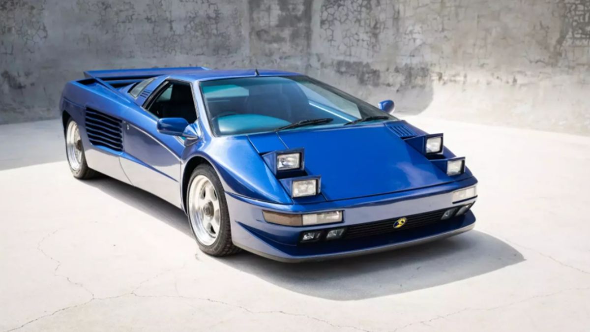 На продаж виставили рідкісний суперкар з незвичайними фарами і двигуном