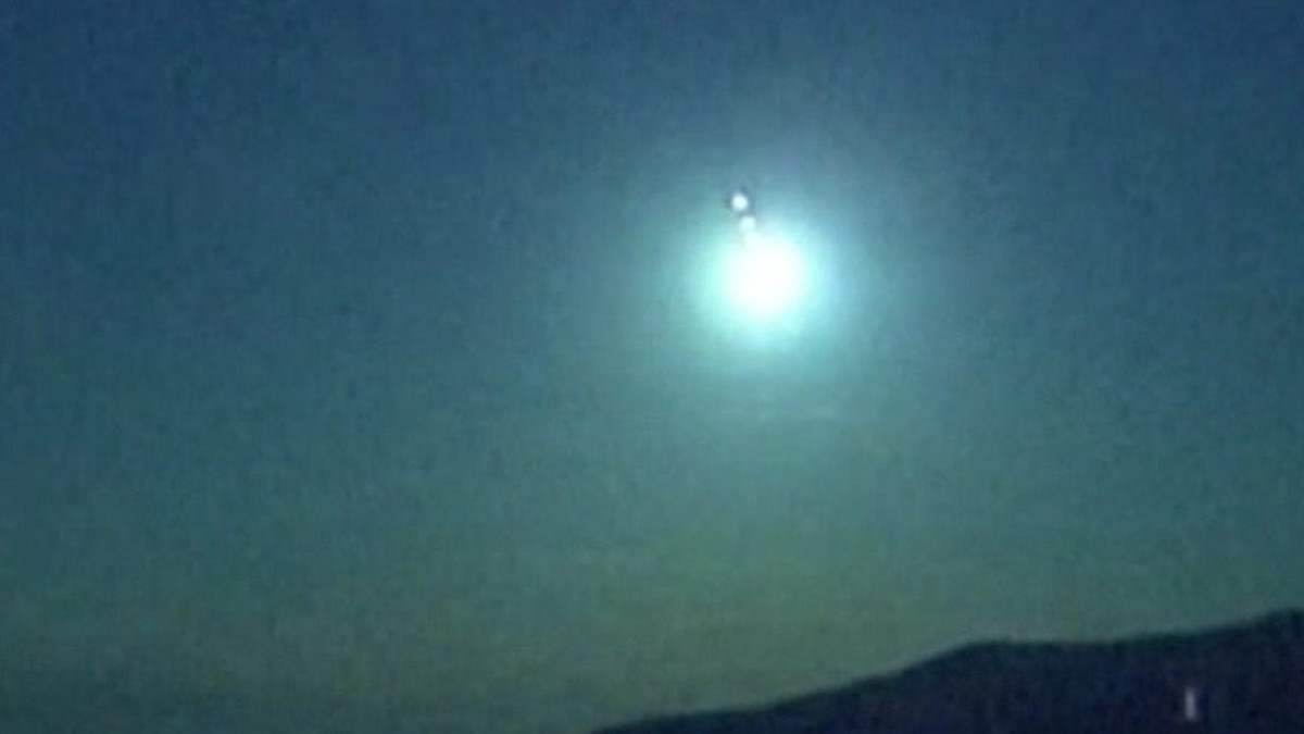 У небі над Японією пролетіла величезна яскрава куля: відеофакт - фото 1