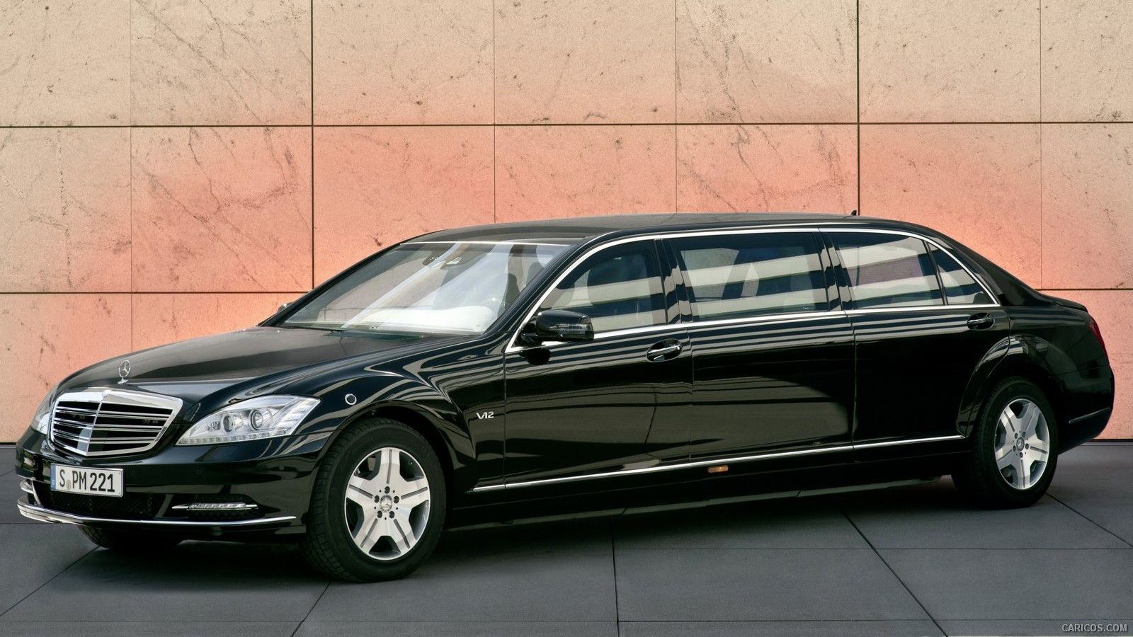 В Україні сфотографували рідкісний лімузин Mercedes