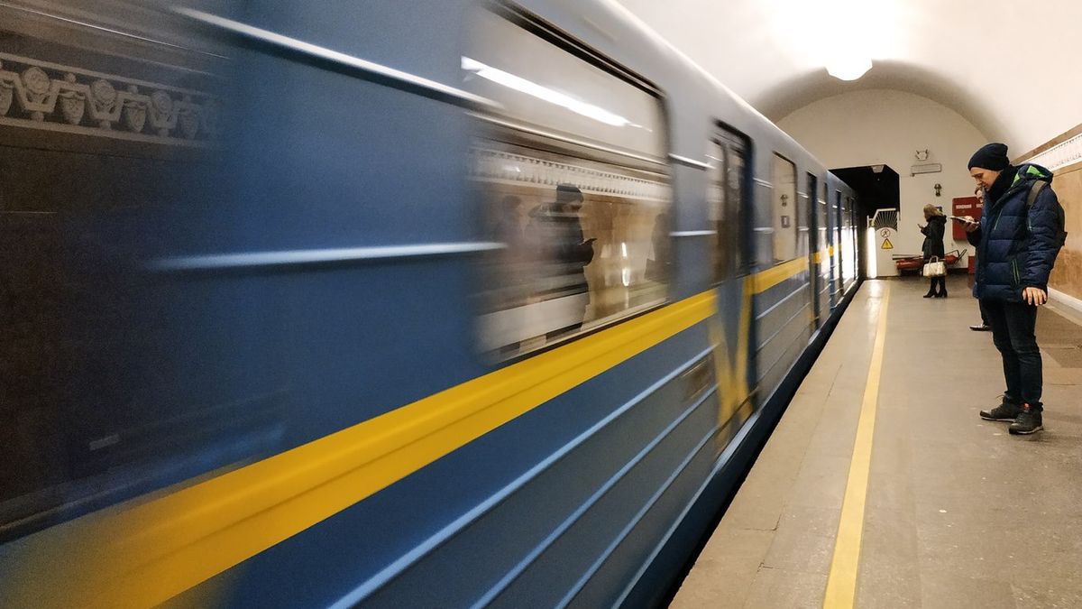 У Київському метро їздить тестовий вагон з незвичайними поручнями: фото - фото 1