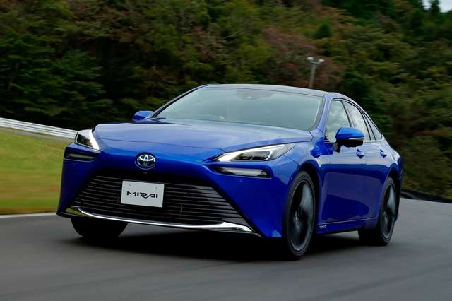 Toyota представила седан з вбудованими баками для водню - фото 437535