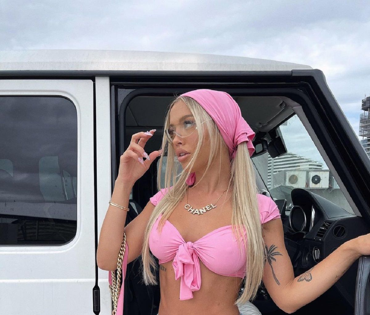 Надто гарячий тренер: блогерка показала свої звабливі форми (18+)