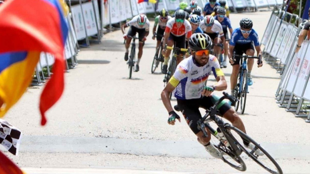У Колумбії велогонщик переміг, впавши на фініші: епічне відео - фото 1