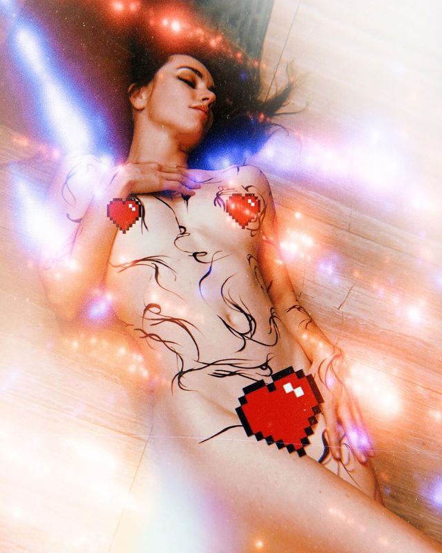 Дівчина Ілона Маска здивувала мережу фото топлес (18+) - фото 437586