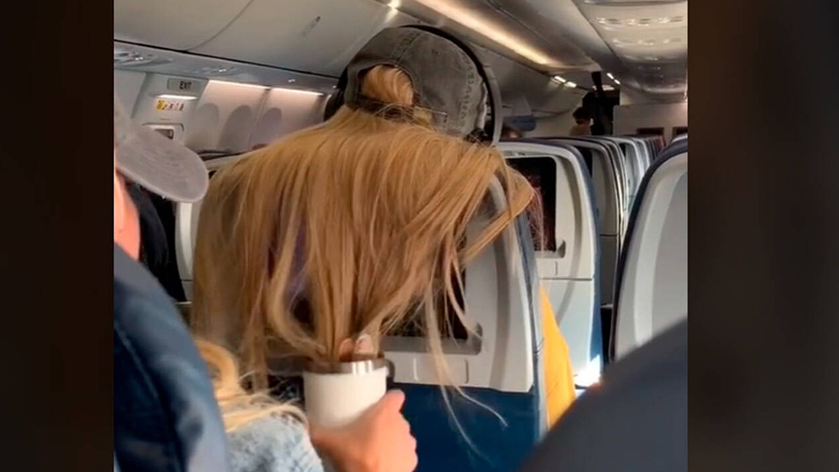Відео, на якому дівчина зіпсувала зачіску сусідці у літаку, розбурхало мережу - фото 1